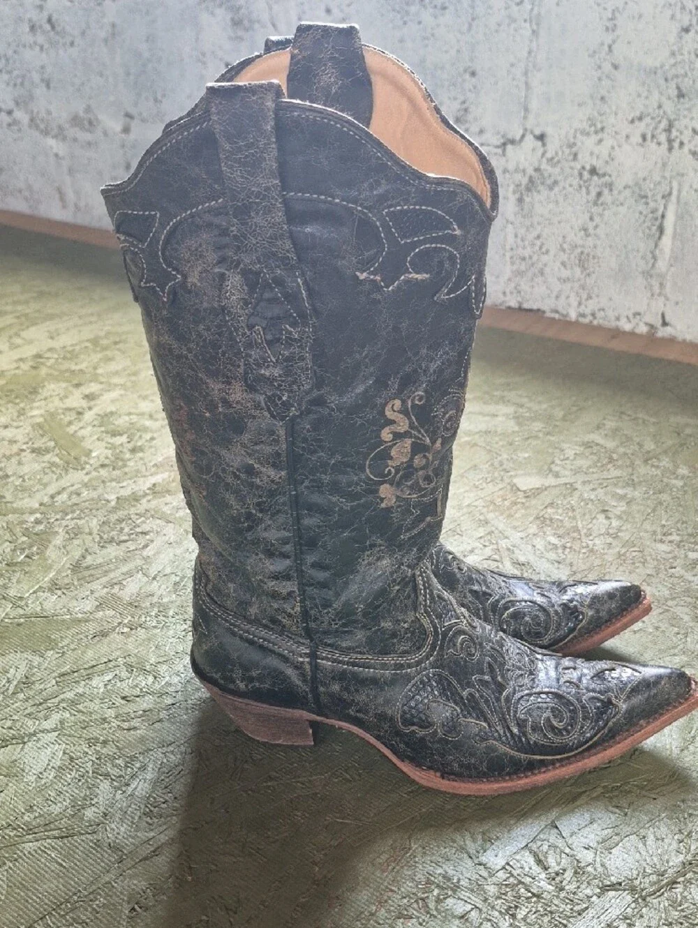 Embroidered Black Western Heeled Boots - Picture 6 of 11